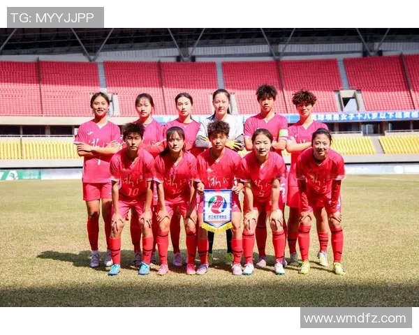 足球明星妻子携手综艺节目展现生活魅力与家庭温情的精彩瞬间