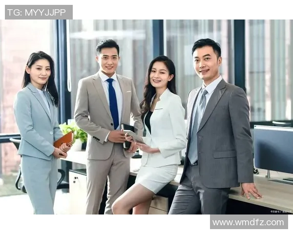 足球明星职业装的时尚魅力与场上风采完美结合的探讨与分析